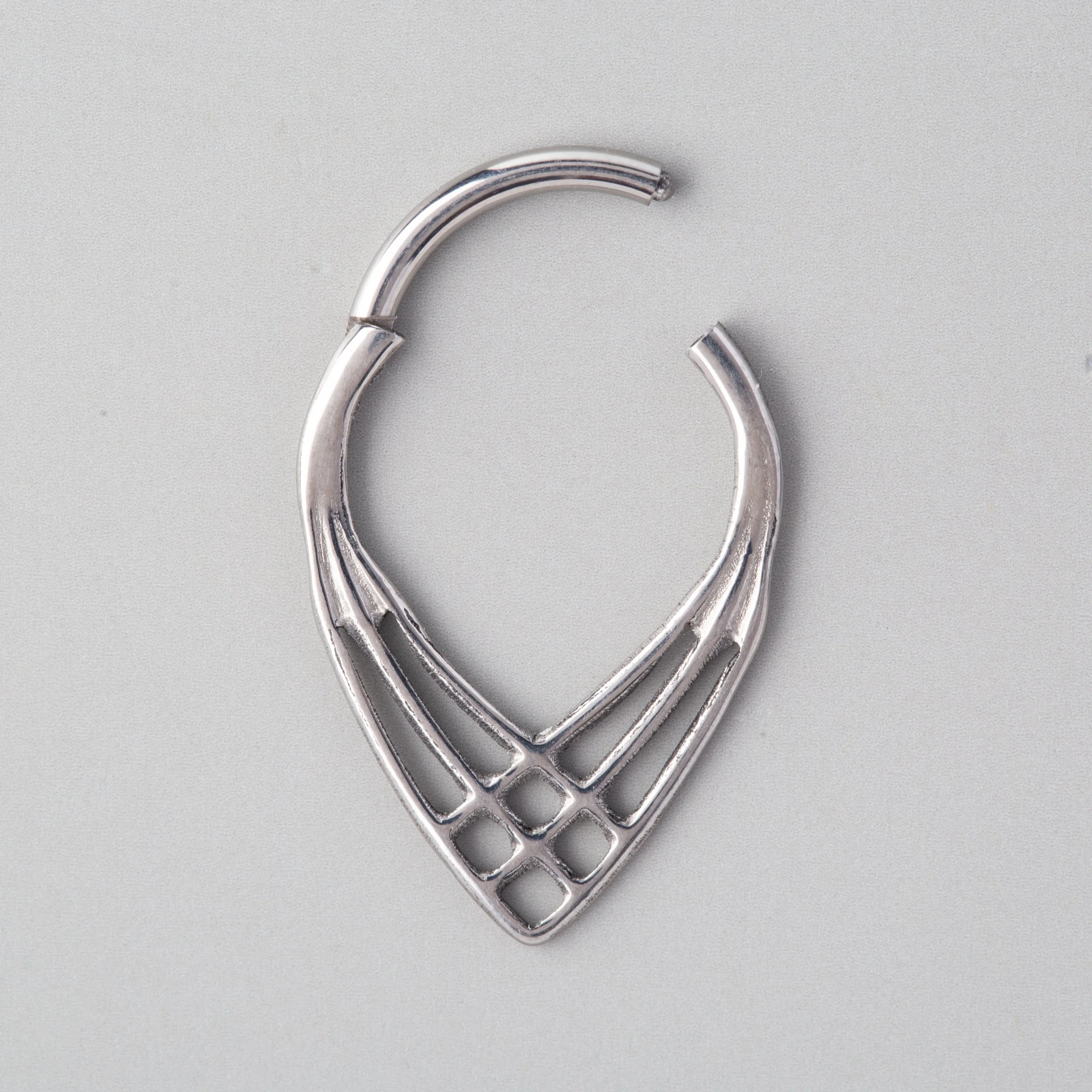 3 Lines Woven Web V Shape Segment Hoop in Silver - Titanium - Image 2