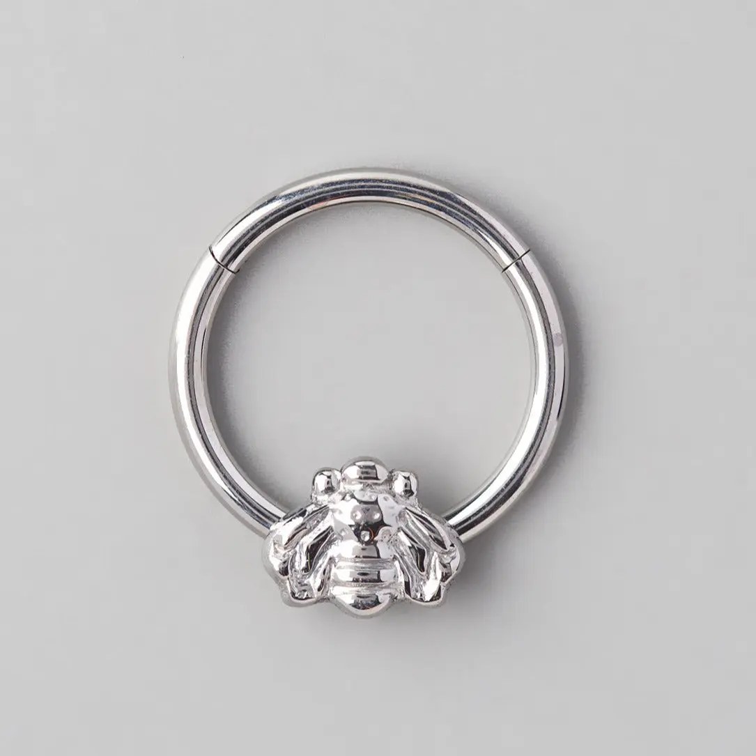Hinged Segment Ring Bumble Bee in Silver - Titanium