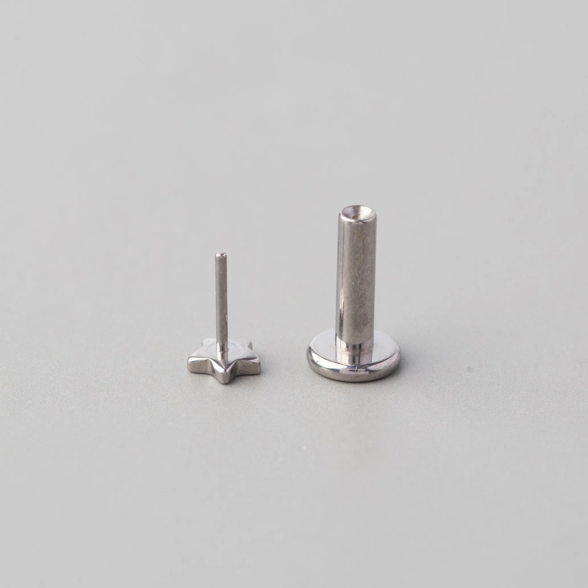 Star Labret in Silver - Titanium - Image 2